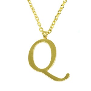 ペンダントトップ サージカルステンレス Q イニシャルのペンダント 金色 チェーン付属 アルファベット 文字