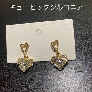 揺れる　ハート　キュービックジルコニア　ピアス　ゴールド