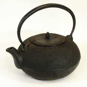 昭和ビンテージ 南部鉄器 松毬摘蓋霰紋鉄瓶 平丸形 煎茶器 茶道具 幅23cm 奥行き19cm 高さ22cm IKT411