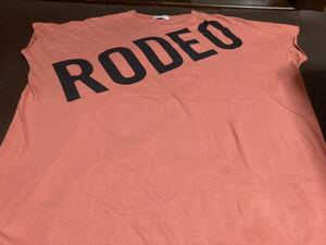 RODEO CROWNS薄いオレンジ、ロゴ黒ビックストレッチトップス　サイズF