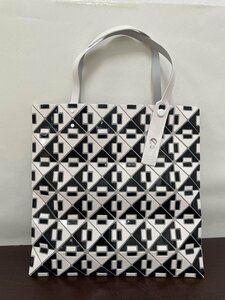 BAO BAO ISSEY MIYAKE バオバオ イッセイミヤケ ハンドバッグ ショルダーバッグ 中古 ■ ポリエステル ■ホワイト/ブラック