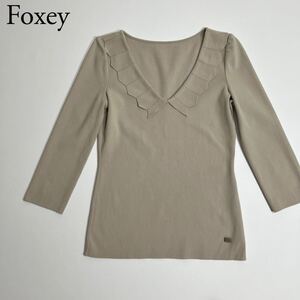 FOXEY NEW YORKフォクシーニューヨークニット　セーターロゴプレート　七分袖 トップス　Vネックレディース