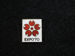 即決あり　EXPO70 大阪万博 赤色 桜花柄のロゴマーク 七宝焼の記念章 1970年　バッチ バッジ 日本万国博覧会 スーベニア メダル 記章 徽章