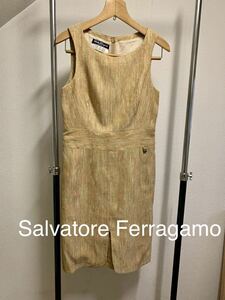 超高級 【Salvatore Ferragamo サルヴァトーレフェラガモ】ノースリーブワンピース イタリア製 ベージュ ブラウン系 刻印アクセサリー M