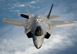 ステルス戦闘機 F-35A ライトニングⅡ USAF 統合打撃戦闘機 ミリタリー 壁紙ポスター 特大A1版 830×585mm はがせるシール式 002A1