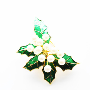 Vintage 1980s’ pearl holly motif　christmas brooch