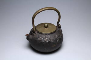 鉄瓶　龍文堂　山水図紋　在銘　時代物　茶道具　日本美術　古美術品　骨董品