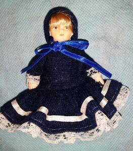 ビスクドール：ミニチュア 少女 紺のフード付 女の子 アンティーク 手足可動 陶器 全高約9cm 2209D/オクパナ