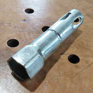 車載工具 整備用工具　プラグレンチ メーカー不明　サイズ21mm. 全長103.8mm. plug　wrench 点火プラグ用 ユニクロ鍍金