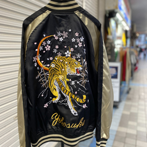  緊急SALE スカジャン 【XL】 Yokosuka刺繍入り 横須賀発祥 SUKAJAN サテン地 刺繍 虎 tiger 桜 内ポケットあり 黒 新品 / 未使用 