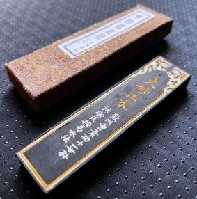 【新品・錦緞子箱入り・中国製】大好山水 徽州曹素功十一世孫 裕衡氏按易水法 66g 油煙101　上海墨廠出品　中国書画墨