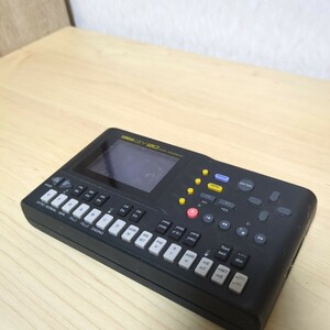 YAMAHA QY20 MUSIC SEQUENCER シーケンサー 電池挿入し通電のみ確認しました　液晶ダメージありジャンク扱い