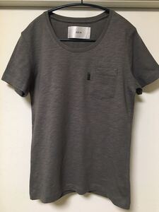 ◆【人気】AKM Contemporary エーケーエム　コンテンポラリー/ ポケット付スラブUネックTシャツ D. GLAY M