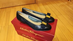 Ferragamo パンプス VARA ネイビー ５ 1/2 箱付き