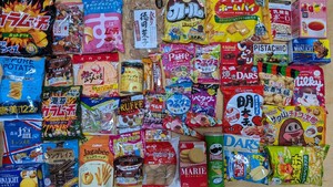 ①★ｖ★飲料/菓子/食品セット★詰め合わせまとめて/大量45個/スナック/缶詰/インスタント/チョコ/ゼリー/カール/グミ/クッキー/ご当地土産