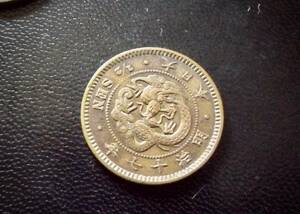 半銭銅貨　　明治17年　　送料無料　　（8591）日本　古銭　貨幣　菊の紋章　骨董品　ポイント　近代　コイン　お金