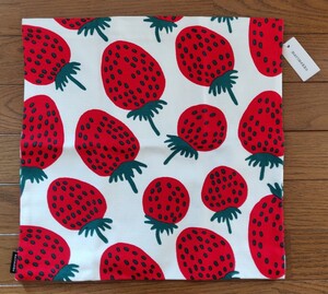 マリメッコ　marimekko　マンシッカ　mansikka いちご柄 クッションカバー