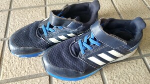 adidas　スニーカー　22.0cm