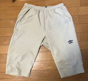 【中古品】umbro アンブロ　膝上　O クリーム　ショートパンツ 