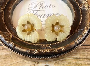 上品 お花 イヤリング ヴィンテージ アクセサリー フェミニン イエロー系 made in Japan flower earrings vintage accessory feminine F1