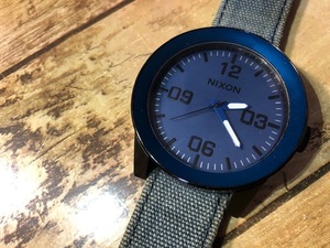 BK0235 本体良品 レア NIXON ニクソン THE CORPORAL ブラック×ブルーカラー 純正デニム系ベルト クオーツ メンズ 腕時計