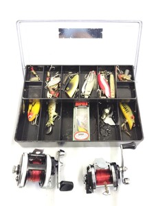 R-01310 OLYMPIC TACKLE CASE Daiwa CORONET オリンピック ダイワ ルアーセット リール2個 まとめ売り 釣り具 疑似餌 ジャンク品 015