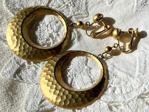 ヴィンテージ ** ゴールドトーンの美しいフープモチーフイヤリング vintage earrings