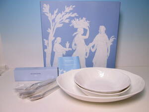 ☆WEDGWOOD ウエッジウッド 白磁 ホワイトフルーツ文盛鉢１/サラダボール２/スプーン2/フォーク２ 共ケース付