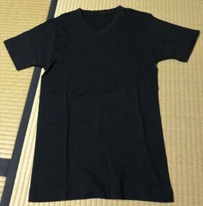 USED！TAKEO KIKUCHIの黒色VネックTシャツLサイズ（細身、後ろ首に文字入りタグ付き）