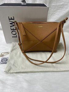 美品 LOEWE ロエベ Fold ショルダーバッグを斜め掛けに持つ