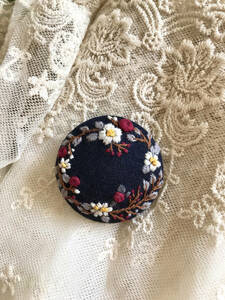 即決♪handmade♪ハンドメイド ◆ ブローチ ◆ お花の手刺繍 ◆ 紺色リネン【実物の写真・一点のみ】◆ 送料無料