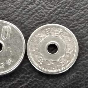 小型5銭白銅貨 　大正9年 送料無料 （18543）硬貨 古銭 アンティーク　日本 貨幣 近代 コレクション コイン