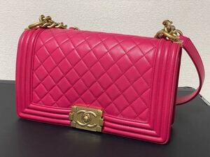 美品　シャネル CHANEL ボーイ BOYシャネル ゴールド金具 ラムスキン 本物 超レア ビビッドピンク チェーン 人気 マトラッセ 肩がけ 希少