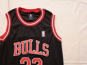 【古着GAME TOPSレア NBA CHICAGO BULLS オフィシャルユニフォームタンクトップ黒#23】NBAバスケシカゴブルズマイケルジョーダンワッペン