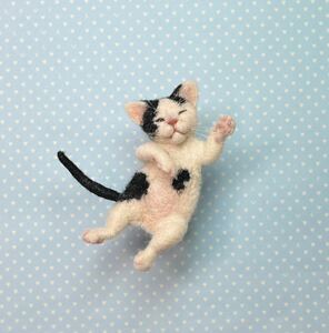 【KURIMARU】羊毛フェルト 猫ブローチ 白黒ブチ猫ちゃん　ヘソ天　子猫　