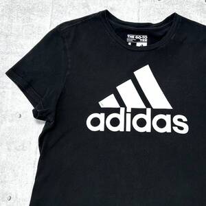 adidas THE GO-TO Tシャツ パフォーマンスロゴ アディダス　　ビッグロゴ デカロゴ 半袖 ショートスリーブ クルーネック 早3987