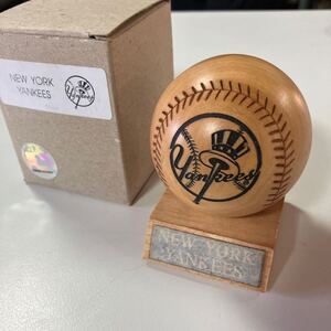 ニューヨークヤンキース　ブラウン MLB ボール　木製野球ボール 記念ボール　レア　New York Yankees 箱付き★7