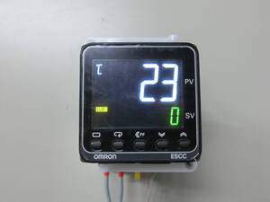 OMRON E5CC-RW1AUM-000 温度調節器 AC100～240V リレー出力 プラグイン 中古美品