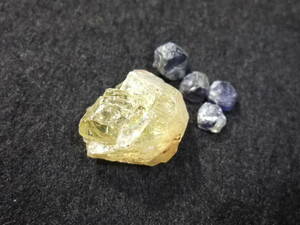 宝石質apatite燐灰石閉山廃鉱山ものとsapphire原石セット 20.1ct 天然石　7　原石母岩付きルース色々まとめてたくさん大量同梱可能765-3