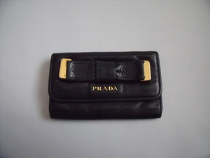 $ 良好品 $ 訳あり ■　PRADA ■ プラダ ■ リボン ＆ ロゴプレート付き ラム革 レザー製・ 4連キーケース ■ 黒 ブラック系 ■ 送料無料！