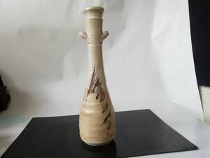 萩焼、一輪挿し、大和松緑作、高さ27cm,口径4.5cm。