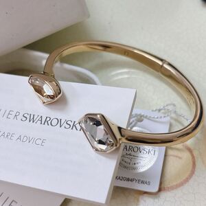 ● SWAROVSKI バングル 新品同様 ゴールド M スワロフスキー 高級ブランド 箱付き アクセサリー ブレスレット クリスタル おしゃれ 大人気 