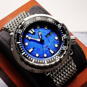 送料無料・新品・ノーロゴ・ツナ缶ダイバーメンズNH35機械式自動巻腕時計 ・オマージュウオッチ・シャークメッシュロック式ベルト・ブルー