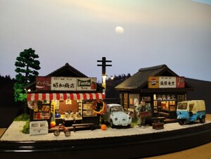 昭和の駄菓子屋と大衆食堂(それぞれ店名変更します！)+ミゼット+フィギュア+スバル360＋街灯道路☆ライトアップ ジオラマ完成品☆Cケース付