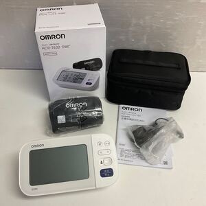 代TW11-60T 美品 OMRON オムロン 上腕式血圧計 プレミアム19シリーズ HCR-7402 家庭用 血圧計 通電確認済