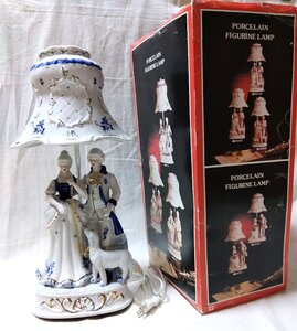 ★PORCELAIN FIGURINE LAMP 西洋陶器人形 ランプ★スタンドライト 犬を散歩する 貴婦人 貴公子 貴族 アンティーク 点灯確認済み 02434