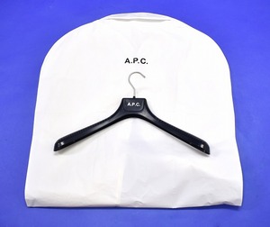 A.P.C.（アーペーセー) プラスチック ロゴ ハンガー + カバー ジャケット コート LOGO Hanger ブルゾン APC 衣類カバー 洋服 ケースunisex