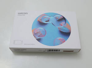 新品同様　Wacom Intuos Pro Digital Graphic Drawing Tablet for Mac or PC Small (PTH460K0A) 