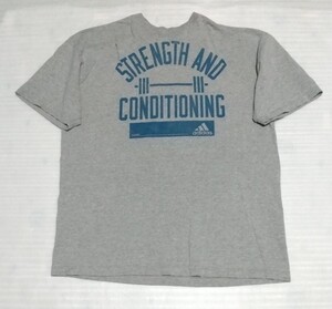 ☆adidas.com サイズXL 半袖Tシャツ スポーツ ウェア ティー フアッションTEE STRENGTH AND CONDITIONINGグレイGLAY ブルー青色 アディダス