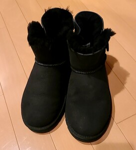 【極美品】UGGアグ　ムートンブーツ　クラシックミニ　黒ブラック　ベイリーボウ　ボタン　サイズ8　25cm　emu　クーラブラ